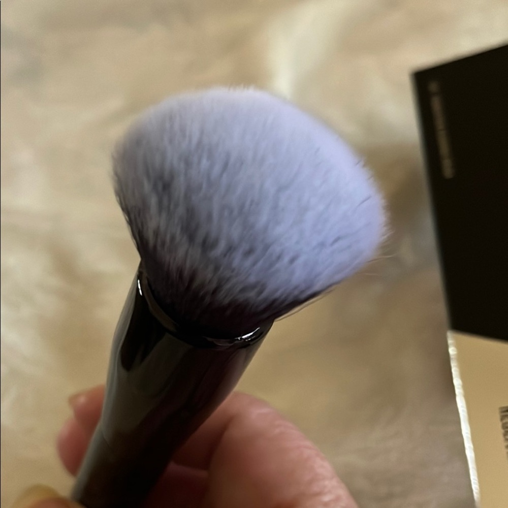 IL MAKIAGE Black Foundation Blending Brush - Picture 3 of 4